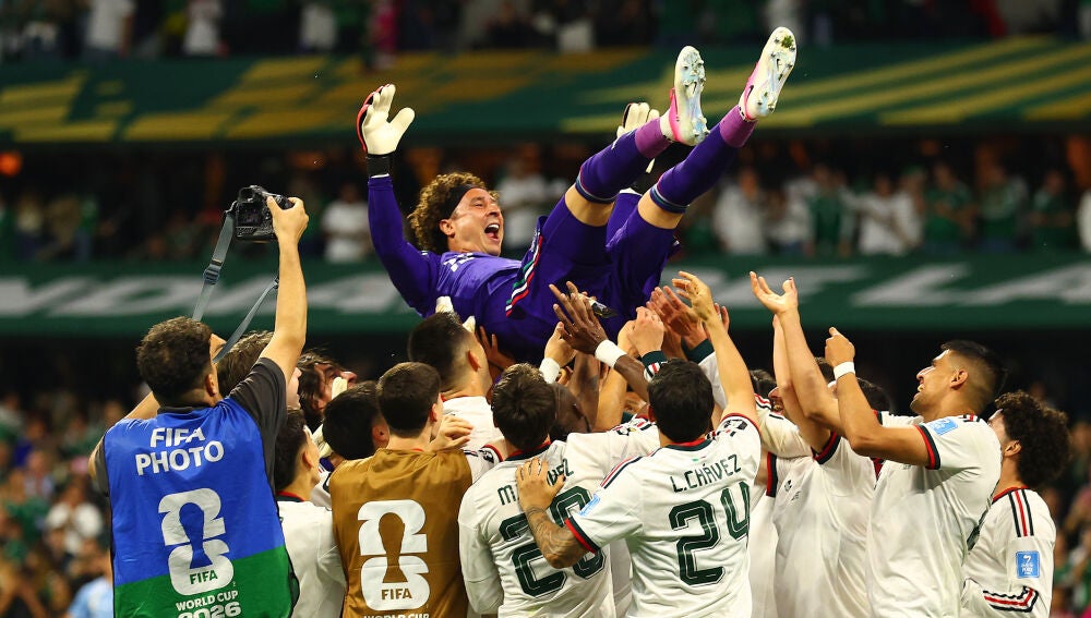 Los jugadores de México manteando a Guillermo 'Memo' Ochoa después del partido ante Chequia.