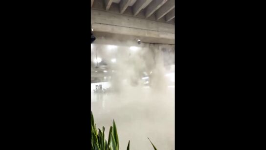 El v&iacute;deo que muestra el miedo y el caos en el aeropuerto de Maiquet&iacute;a de Venezuela en el momento del terremoto: "Todo qued&oacute; destrozado"