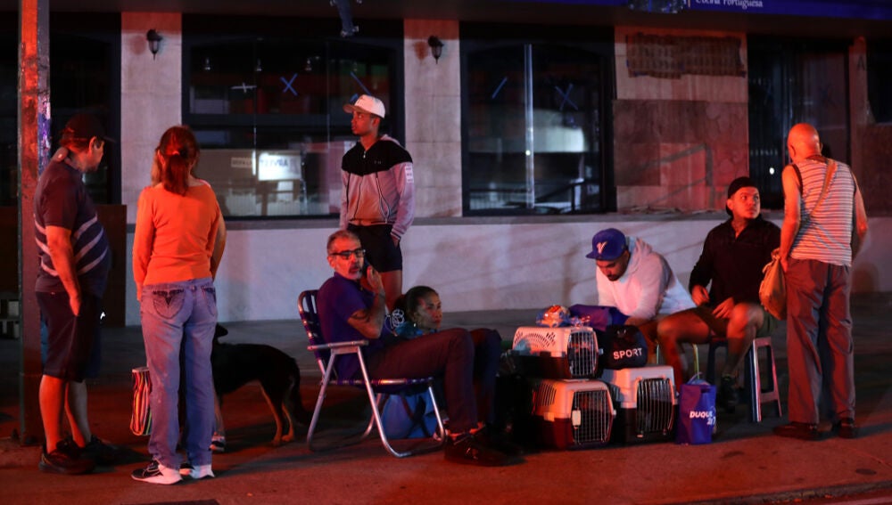 Plazas, avenidas y autos se convierten en dormitorios tras terremotos en Venezuela/ EFE/ Ronald Peña R