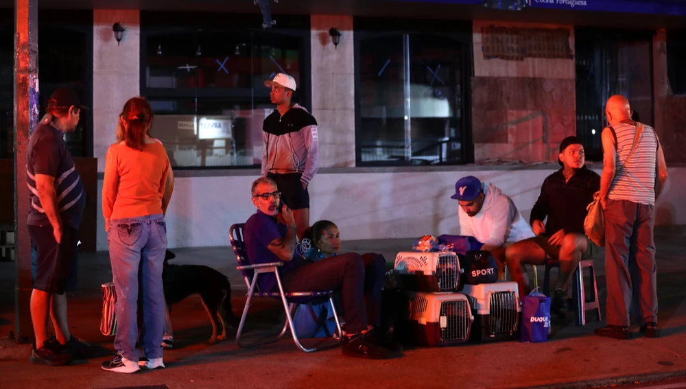 Plazas, avenidas y autos se convierten en dormitorios tras terremotos en Venezuela/ EFE/ Ronald Peña R Plazas, avenidas y autos se convierten en dormitorios tras terremotos en Venezuela/ EFE/ Ronald Peña R
