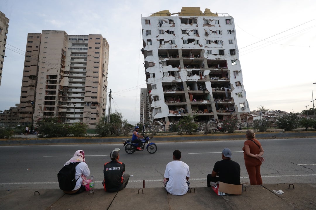 Residentes observan uno de los bloques de viviendas dañados por los terremotos, en la localidad de Catia La Mar, en el estado costero de La Guaira Residentes observan uno de los bloques de viviendas dañados por los terremotos, en la localidad de Catia La Mar, en el estado costero de La Guaira