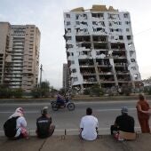 Residentes observan uno de los bloques de viviendas dañados por los terremotos, en la localidad de Catia La Mar, en el estado costero de La Guaira/ EFE/ Ronald Pena R.
