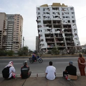 Residentes observan uno de los bloques de viviendas dañados por los terremotos, en la localidad de Catia La Mar, en el estado costero de La Guaira/ EFE/ Ronald Pena R. Residentes observan uno de los bloques de viviendas dañados por los terremotos, en la localidad de Catia La Mar, en el estado costero de La Guaira/ EFE/ Ronald Pena R.