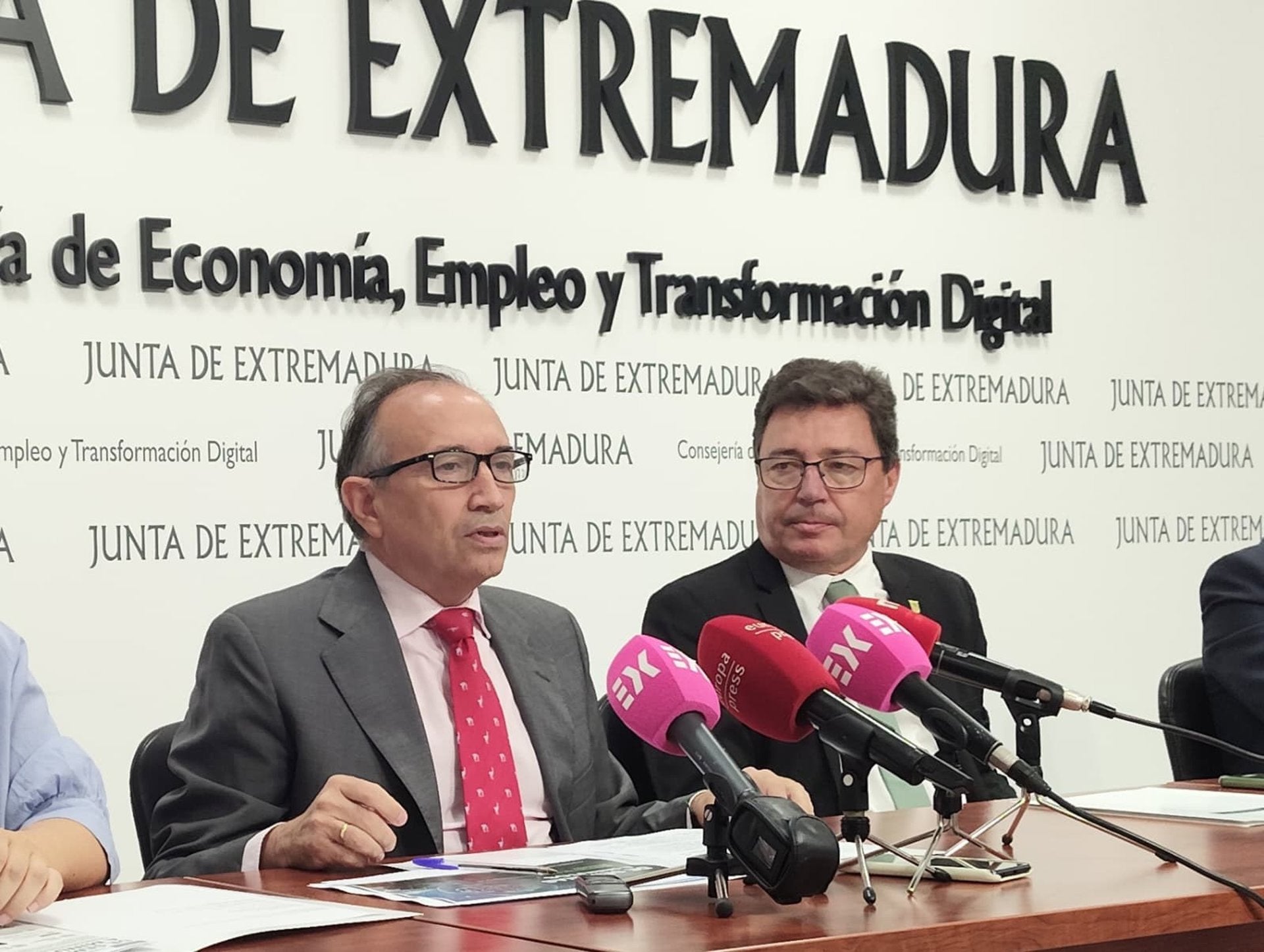 La Junta de Extremadura estrena una herramienta de IA que tramita en 5 minutos expedientes que requerían tres semanas La Junta de Extremadura estrena una herramienta de IA que tramita en 5 minutos expedientes que requerían tres semanas