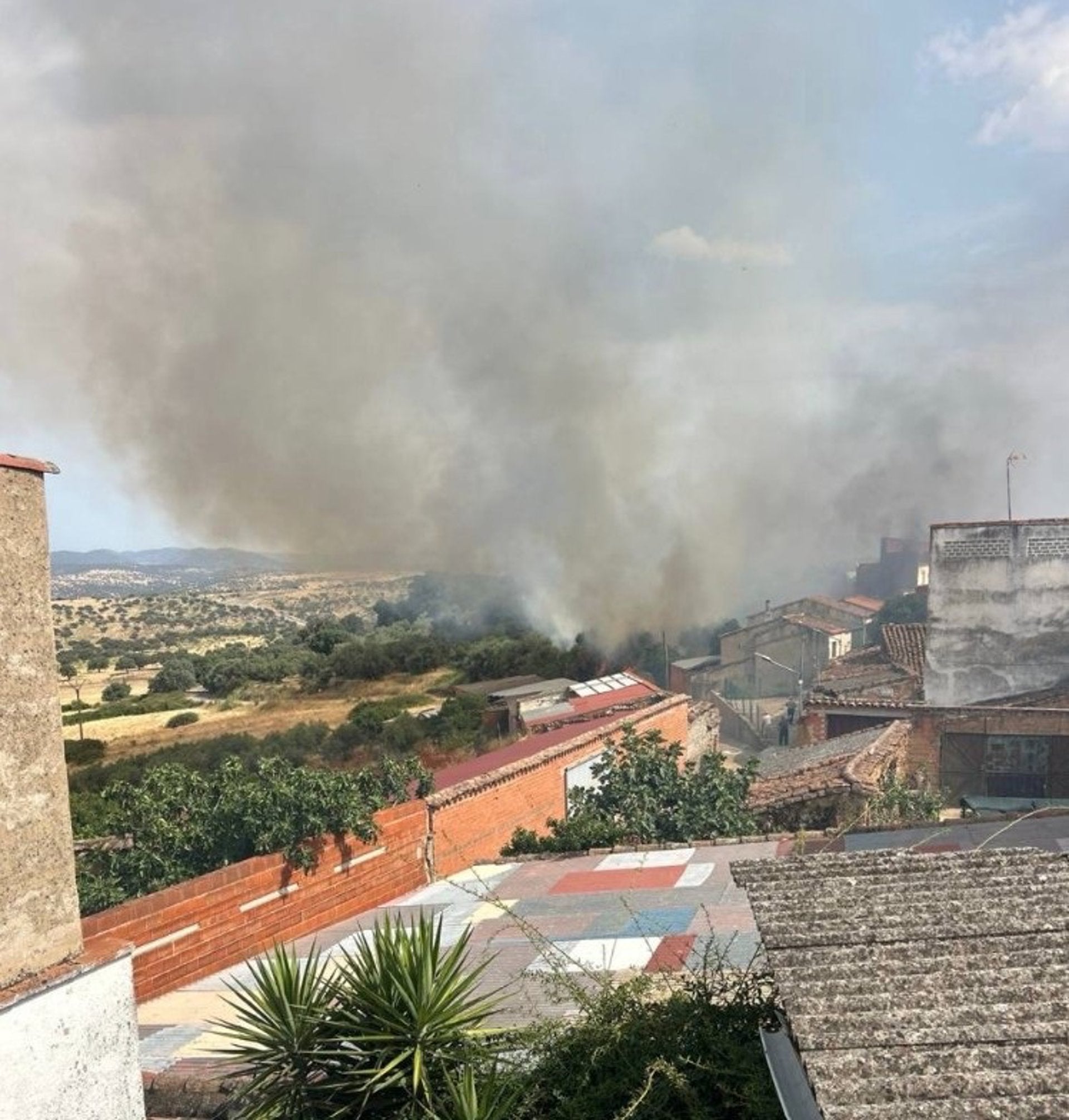 Estabilizados y desactivados los niveles 1 de peligrosidad en dos incendios forestales en Campo Pino y Castilblanco Estabilizados y desactivados los niveles 1 de peligrosidad en dos incendios forestales en Campo Pino y Castilblanco