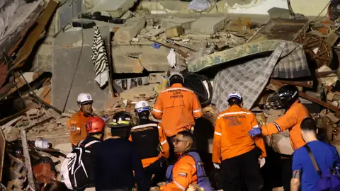 Integrantes de cuerpos de emergencia buscan víctimas este miércoles, luego de dos fuertes terremotos sacudieron el Caribe venezolano en Caracas (Venezuela). Integrantes de cuerpos de emergencia buscan víctimas este miércoles, luego de dos fuertes terremotos sacudieron el Caribe venezolano en Caracas (Venezuela).