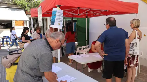Ciudadanos firmando las alegaciones contra las plantas solares La Balsa y la Cascada de Novelda. Ciudadanos firmando las alegaciones contra las plantas solares La Balsa y la Cascada de Novelda.