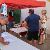 Ciudadanos firmando las alegaciones contra las plantas solares La Balsa y la Cascada de Novelda.