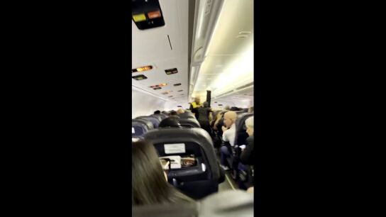 P&aacute;nico en el interior de un avi&oacute;n en el aeropuerto de Maiquetia en Venezuela