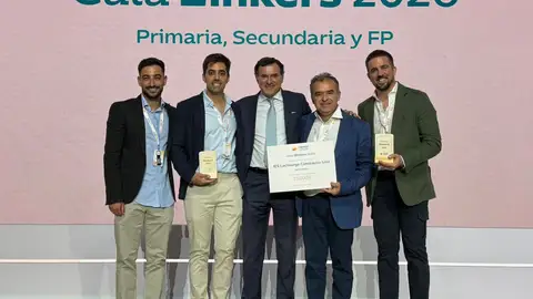 Docentes del IES Lacimurga tras obtener el premio nacional Zinkers 2026 Docentes del IES Lacimurga tras obtener el premio nacional Zinkers 2026