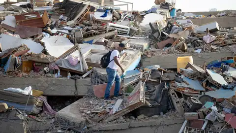 Detalle de un edificio derruido en Catia la Mar, Venezuela, mientras continúa la búsqueda entre los escombros Detalle de un edificio derruido en Catia la Mar, Venezuela, mientras continúa la búsqueda entre los escombros