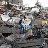 Detalle de un edificio derruido en Catia la Mar, Venezuela, mientras continúa la búsqueda entre los escombros Detalle de un edificio derruido en Catia la Mar, Venezuela, mientras continúa la búsqueda entre los escombros