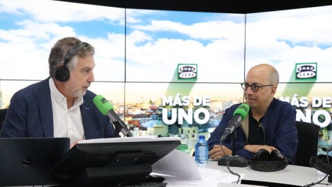 Jorge Volpi junto a Carlos Alsina