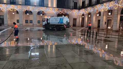 Limpieza de la Plaza del Ayuntamiento tras la Cremà Limpieza de la Plaza del Ayuntamiento tras la Cremà