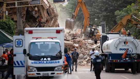 Rescatistas trabajan en una zona afectada por un terremoto, este jueves en Caracas (Venezuela)/ EFE/ Ronald Pe&ntilde;a R