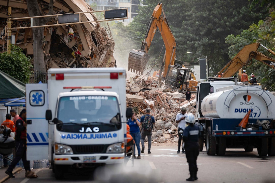 Rescatistas trabajan en una zona afectada por un terremoto, este jueves en Caracas (Venezuela) Rescatistas trabajan en una zona afectada por un terremoto, este jueves en Caracas (Venezuela)
