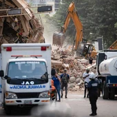 Rescatistas trabajan en una zona afectada por un terremoto, este jueves en Caracas (Venezuela)/ EFE/ Ronald Peña R Rescatistas trabajan en una zona afectada por un terremoto, este jueves en Caracas (Venezuela)/ EFE/ Ronald Peña R