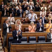 El presidente del Gobierno, Pedro Sánchez (izda), aplaude junto a los diputados de su grupo en el hemiciclo del Congreso El presidente del Gobierno, Pedro Sánchez (izda), aplaude junto a los diputados de su grupo en el hemiciclo del Congreso