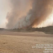 Imagen del incendio ayer por la tarde Imagen del incendio ayer por la tarde