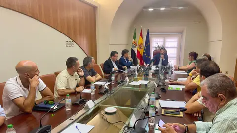 La Junta y los sindicatos del Infoex acuerdan avanzar en la negociación de mejoras para el colectivo La Junta y los sindicatos del Infoex acuerdan avanzar en la negociación de mejoras para el colectivo