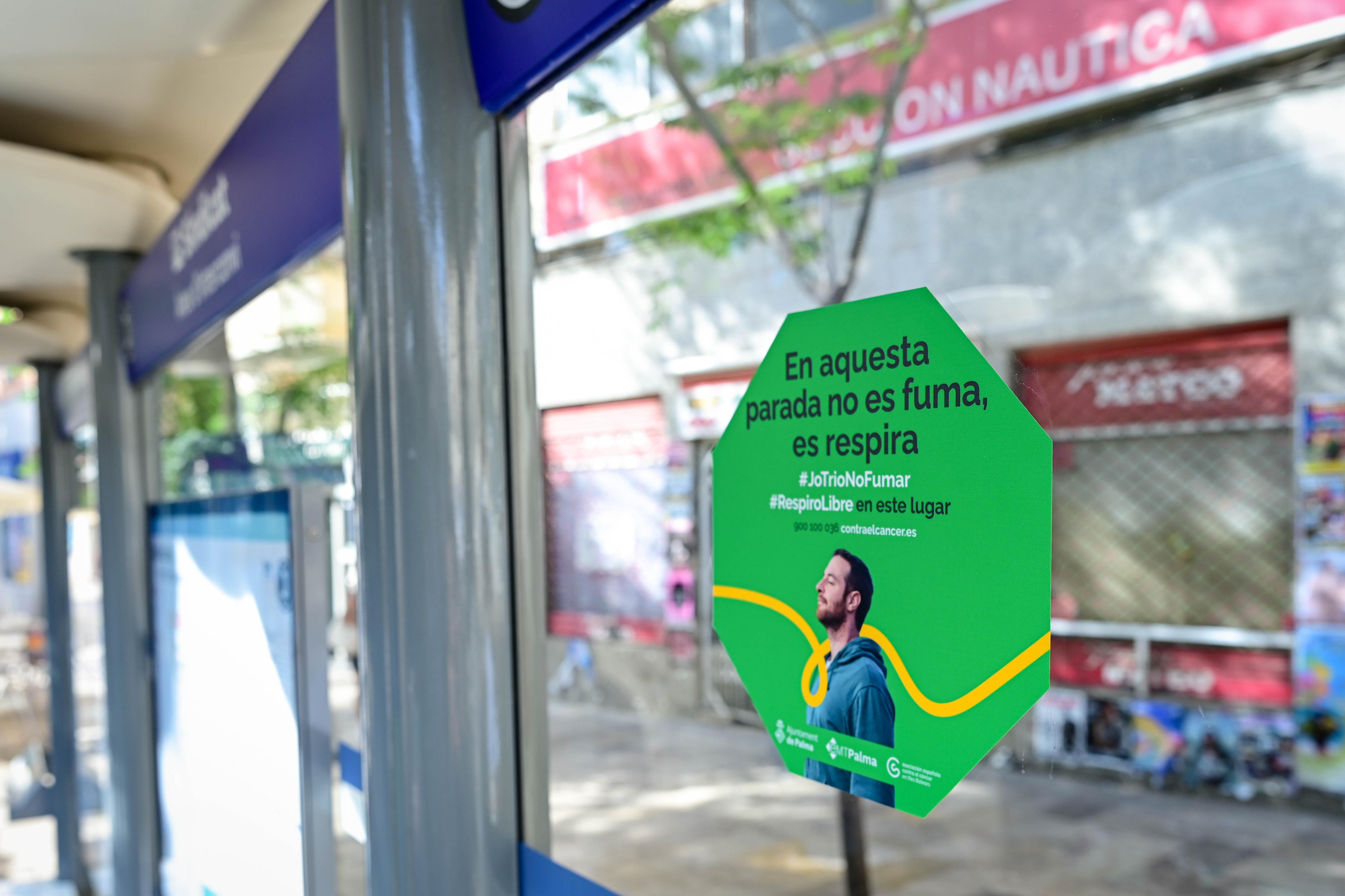 Más de 300 marquesinas de la EMT Palma se sumarán a la campaña 'Espacios Libres de Humo' de la AECC Más de 300 marquesinas de la EMT Palma se sumarán a la campaña 'Espacios Libres de Humo' de la AECC