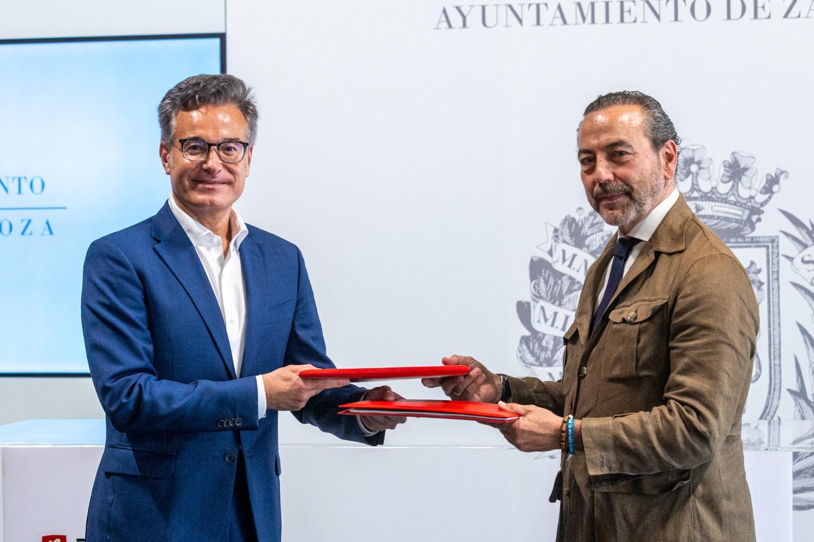 Serrano y Llorente tras la firma del acuerdo Serrano y Llorente tras la firma del acuerdo
