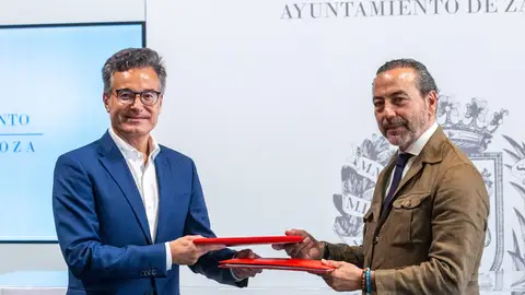 Serrano y Llorente tras la firma del acuerdo Serrano y Llorente tras la firma del acuerdo