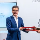 Serrano y Llorente tras la firma del acuerdo 