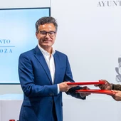 Serrano y Llorente tras la firma del acuerdo Serrano y Llorente tras la firma del acuerdo