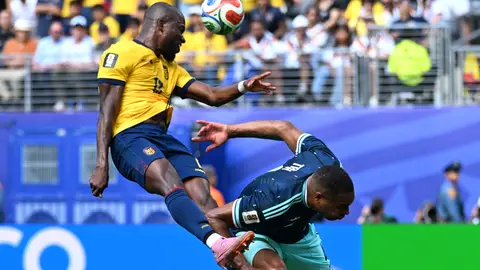 Kai Jonathan Tah de Alemania y Enner Valencia (izq.) de Ecuador Kai Jonathan Tah de Alemania y Enner Valencia (izq.) de Ecuador