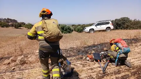 Efectivos realizan cortafuegos para evitar el avance de las llamas Efectivos realizan cortafuegos para evitar el avance de las llamas