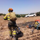 Efectivos realizan cortafuegos para evitar el avance de las llamas