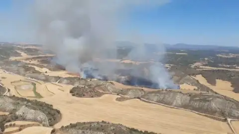 Un incendio forestal en Tamarite (Huesca) obliga al desalojo de dos núcleos urbanos. Un incendio forestal en Tamarite (Huesca) obliga al desalojo de dos núcleos urbanos.
