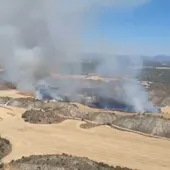 Un incendio forestal en Tamarite (Huesca) obliga al desalojo de dos núcleos urbanos. Un incendio forestal en Tamarite (Huesca) obliga al desalojo de dos núcleos urbanos.