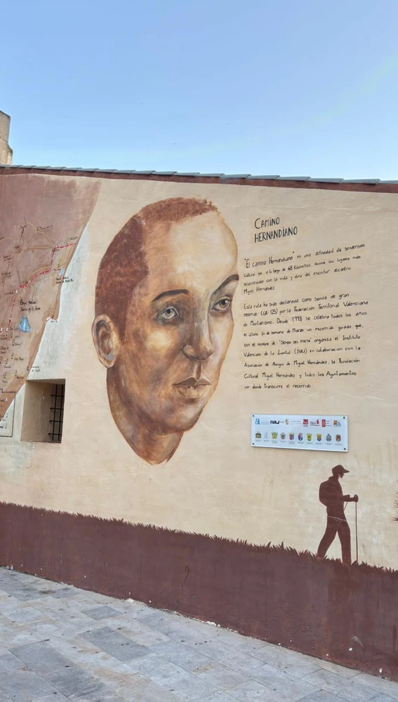 Mural dedicado a Miguel Hernández, que señala el Camino Hernandiano Mural dedicado a Miguel Hernández, que señala el Camino Hernandiano