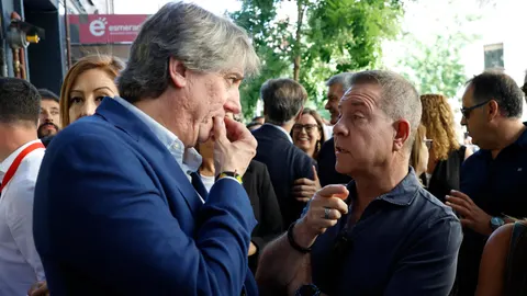 Emiliano García Page, presidente de Castilla-La Mancha, conversa con Carlos Martínez, presidente del PSOE en Castilla y León