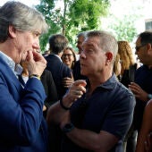Emiliano García Page, presidente de Castilla-La Mancha, conversa con Carlos Martínez, presidente del PSOE en Castilla y León