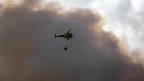 Foto de archivo de un helicóptero actuando durante un incendio Foto de archivo de un helicóptero actuando durante un incendio