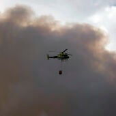 Foto de archivo de un helicóptero actuando durante un incendio
