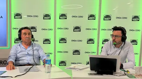 Manuel Mestre Barea, concejal delegado de Costa, Playas y Residentes Internacionales, con Carles Lamelo Manuel Mestre Barea, concejal delegado de Costa, Playas y Residentes Internacionales, con Carles Lamelo