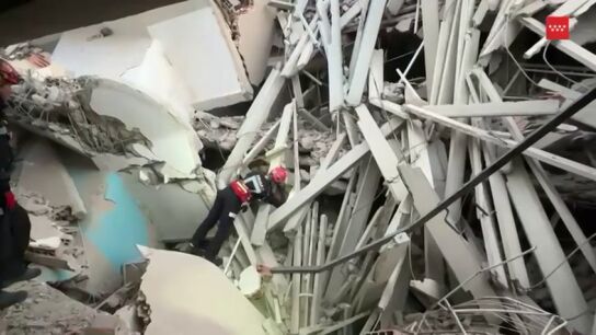 Una persona mayor y sus dos nietos los primeros rescatados por los bomberos de Madrid