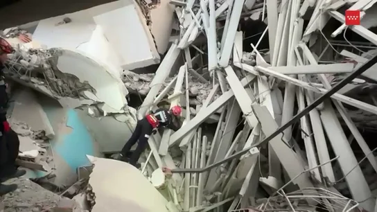 Una persona mayor y sus dos nietos los primeros rescatados por los bomberos de Madrid Una persona mayor y sus dos nietos los primeros rescatados por los bomberos de Madrid