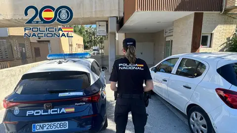 Agente de la Policía Nacional en un hospital de Elche. Agente de la Policía Nacional en un hospital de Elche.
