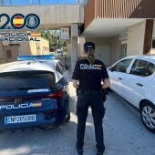 Agente de la Policía Nacional en un hospital de Elche. 