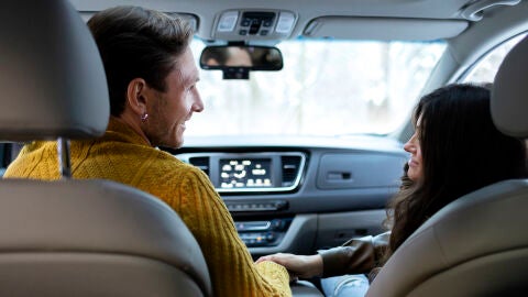 Un chico y una chica en el coche