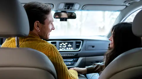 Un chico y una chica en el coche Un chico y una chica en el coche