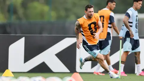 Messi durante un entrenamiento con Argentina Messi durante un entrenamiento con Argentina