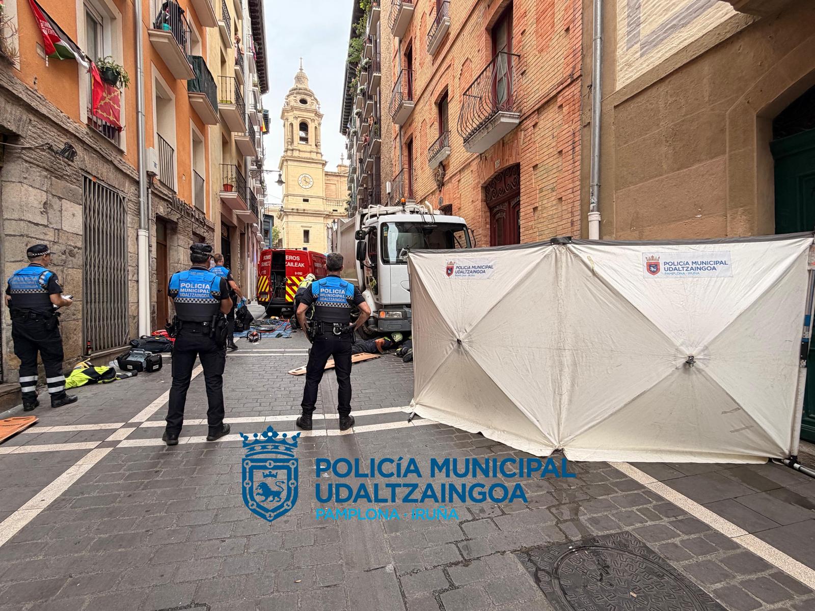 Una persona fallecida y dos heridas muy graves tras ser atropelladas por un camión en Pamplona Una persona fallecida y dos heridas muy graves tras ser atropelladas por un camión en Pamplona