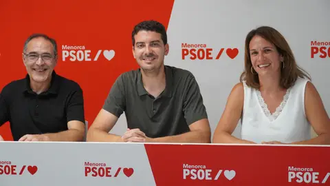 El PSOE Menorca durante la rueda de prensa El PSOE Menorca durante la rueda de prensa
