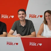 El PSOE Menorca durante la rueda de prensa El PSOE Menorca durante la rueda de prensa